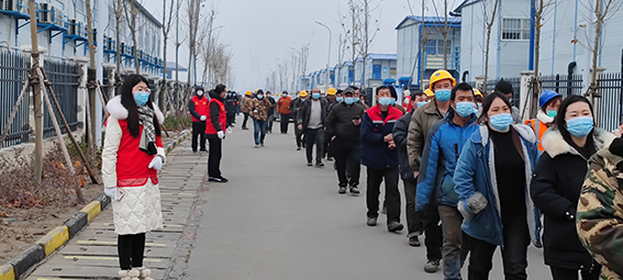 1月7日,郑州律师志愿者在金融岛社区为群众提供服务.jpg 1月7日,郑州律师志愿者在金融岛社区为群众提供服务.jpg