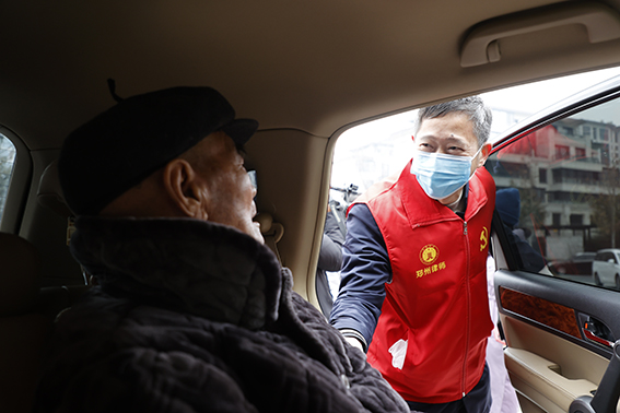 1月7日,北京隆安(郑州)律师事务所律师志愿者在社区帮助一位行动不便的老人.jpg 1月7日,北京隆安(郑州)律师事务所律师志愿者在社区帮助一位行动不便的老人.jpg